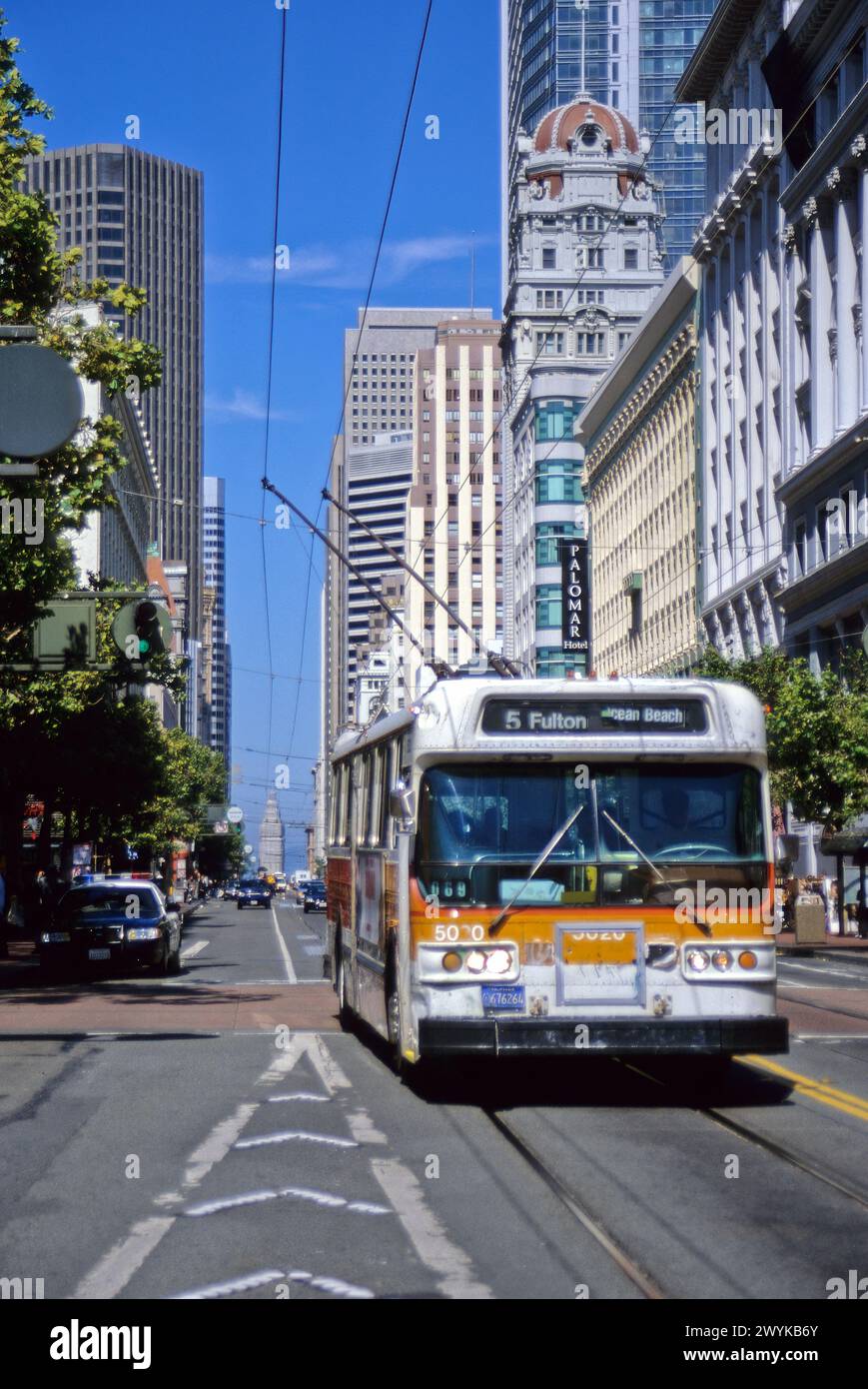 San Francisco, California - Electric Bus, Market Street, Ferry Building sullo sfondo. Pur risparmiando combustibili fossili, l'energia elettrica necessita di ele Foto Stock