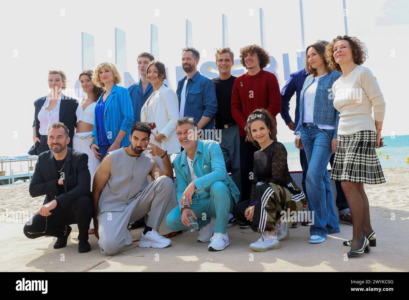 Cannes, Francia. 6 aprile 2024. CANNES, Francia 6. APRILE; Agathe de la Boulaye, Franck Monsigny, Julie Sassoust, Loan Becmont, Diane Dassigny, Joakim Latzko, Zoai Severin, Emmanuel Moire, Stéphane Blancafort, Hector Langevin, Tim Rousseau, Raphaële Volkoff, Farouk Bermouga, Vanessa Demouy e Sylvie Flepp partecipano alla Photocall 'Plus Belle la vie' durante il 7° Festival Internazionale di Canneseries il 6 aprile 2024 a Cannes, Francia. - Photo call - foto e copyright Thierry CARPICO/ATP Images (CARPICO Thierry/ATP/SPP) credito: SPP Sport Press Photo. /Alamy Live News Foto Stock