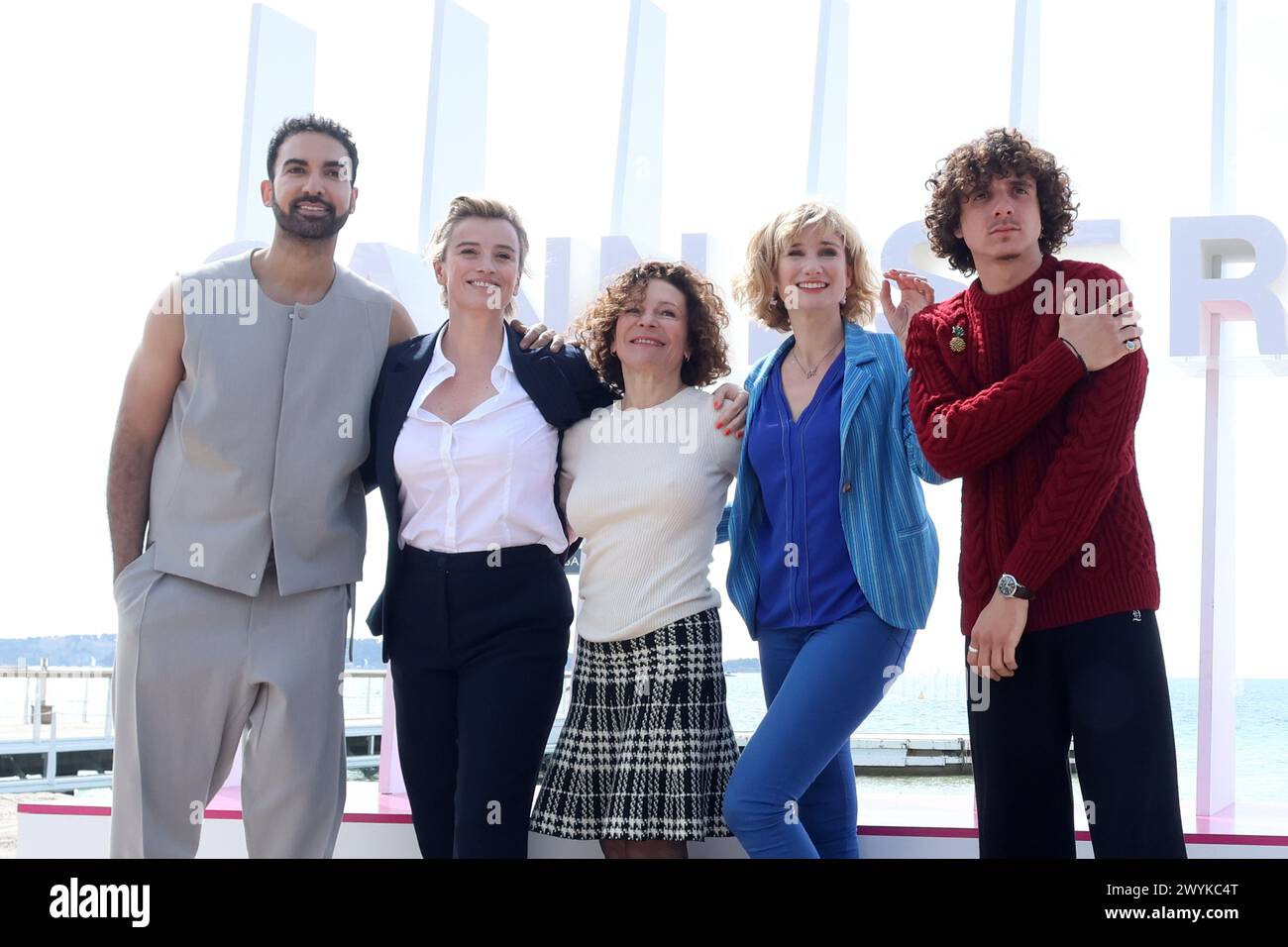 Cannes, Francia. 6 aprile 2024. CANNES, Francia 6. APRILE; Joakim Latzko, Agathe de la Boulaye, Sylvie Flepp, Diane Dassigny e Tim Rousseau partecipano alla Photocall "Plus Belle la vie" durante il 7° Festival Internazionale di Canneseries il 6 aprile 2024 a Cannes, Francia - Photo call - Picture and copyright Thierry CARPICO/ATP Images (CARPICO Thierry/ATP/SPP) credito: SPP Sport Press Photo. /Alamy Live News Foto Stock