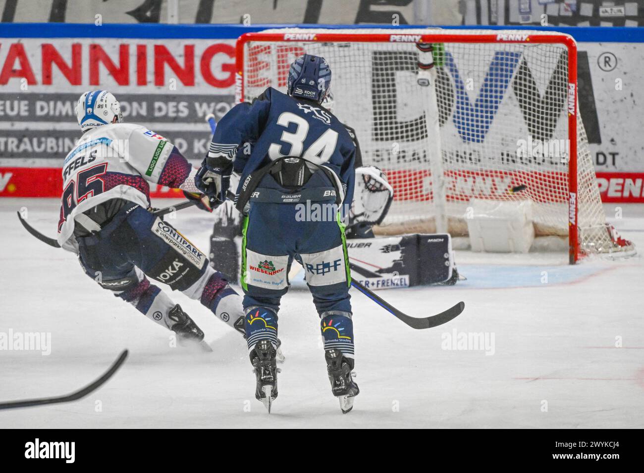 Straubing, Germania. 7 aprile 2024. Hockey su ghiaccio: DEL, Straubing Tigers - Eisbären Berlin, round del campionato, semifinale, giorno 4, Eisstadion am Pulverturm. Frederik Tiffels (l) della Eisbären Berlin segna davanti a Benedikt Kohl degli Straubing Tigers per pareggiare la partita 1-1 contro gli Straubing Tigers. Crediti: Armin Weigel/dpa/Alamy Live News Foto Stock