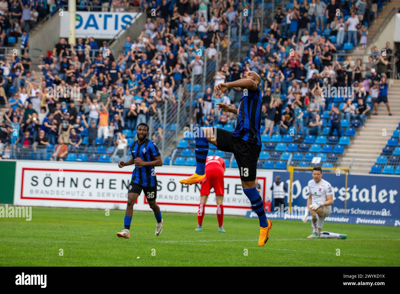 06.04.2024, Fußball 3. Liga, Saison 2023/24, 32. Spieltag: Waldhof Mannheim gegen SpVgg Unterhaching (6:1). Jubel nach dem 4:1 durch Terrence Boyd Foto Stock