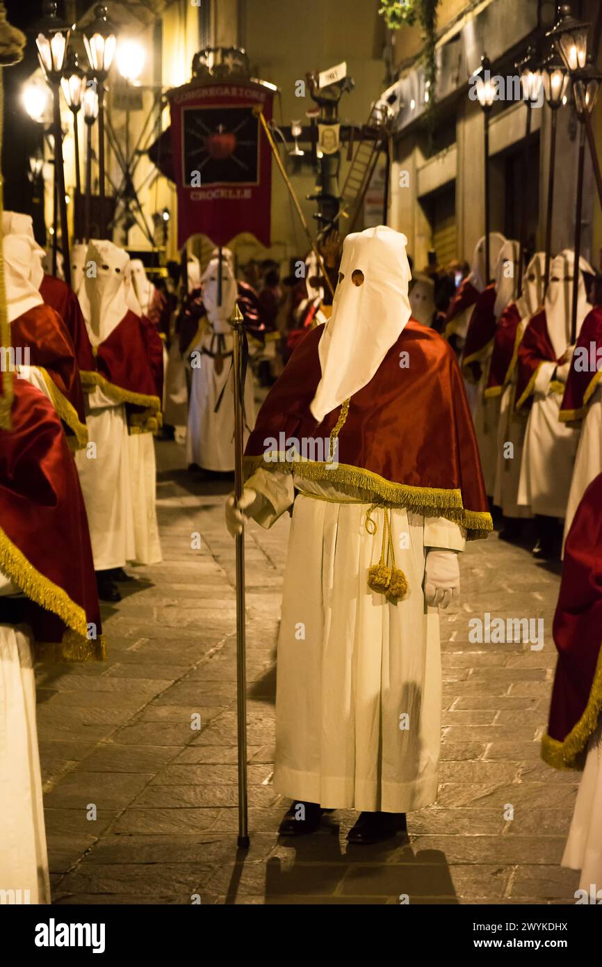 Penitenti incappucciati durante la famosa processione del venerdì Santo a Chieti (Italia) Foto Stock