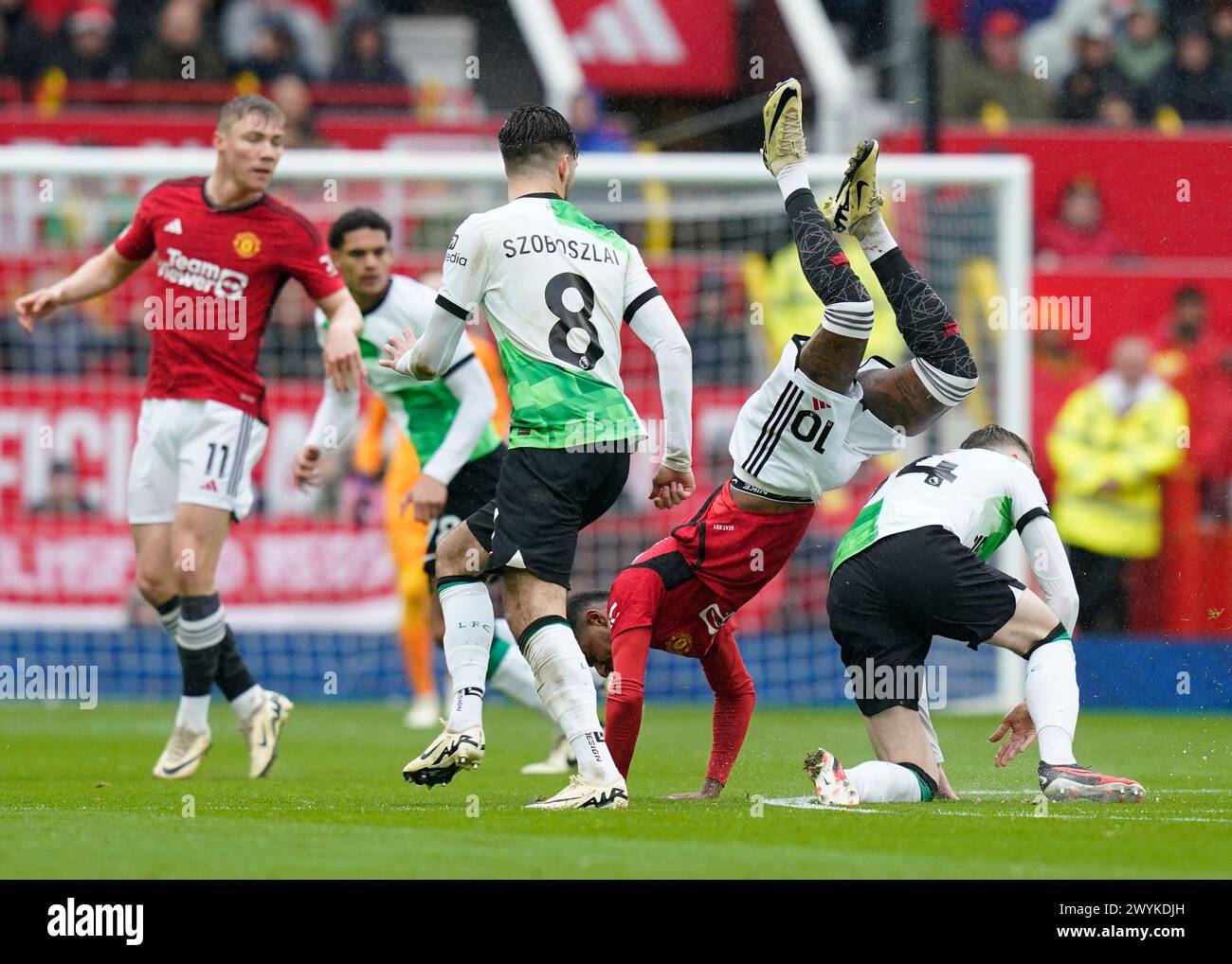 Manchester, Regno Unito. 7 aprile 2024. Marcus Rashford del Manchester United si diverte con Conor Bradley del Liverpool durante la partita di Premier League all'Old Trafford, Manchester. Il credito per immagini dovrebbe essere: Andrew Yates/Sportimage Credit: Sportimage Ltd/Alamy Live News Foto Stock