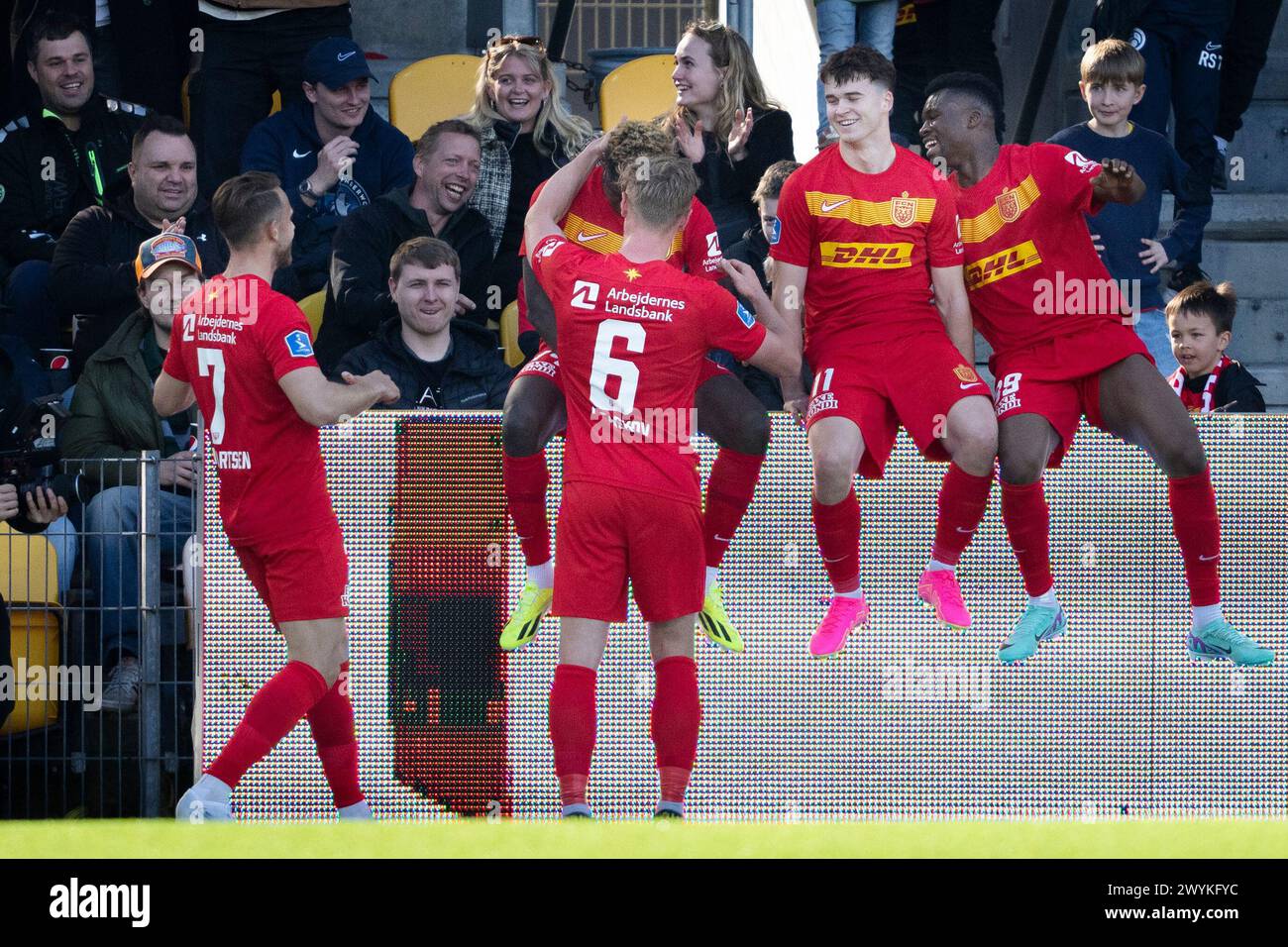 Ibrahim Osman del Nordsjaelland con giocatori dopo aver segnato a 1-0 punti durante la partita di Super League 3F tra FC Nordsjaelland e FC Copenhagen a Right to Dream Park a Farum, domenica 7 aprile 2024. (Foto: Mads Claus Rasmussen/Ritzau Scanpix) Foto Stock