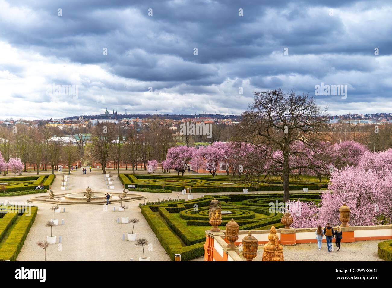 Vista del castello di Praga dai giardini del castello di Troja in primavera Foto Stock