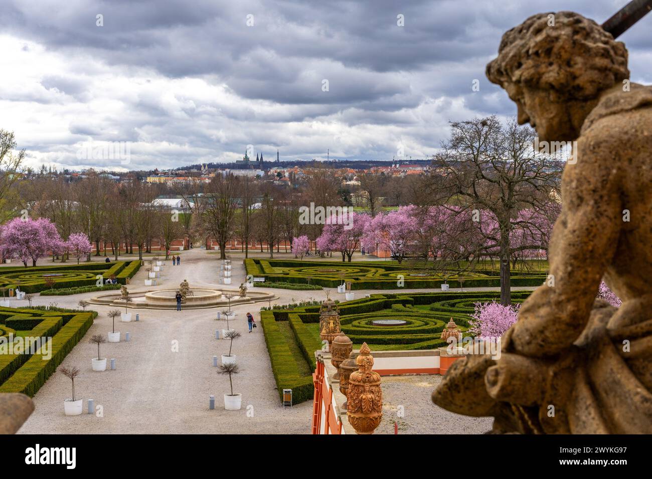 Giardini storici del castello di Troja con il castello di Praga in lontananza Foto Stock