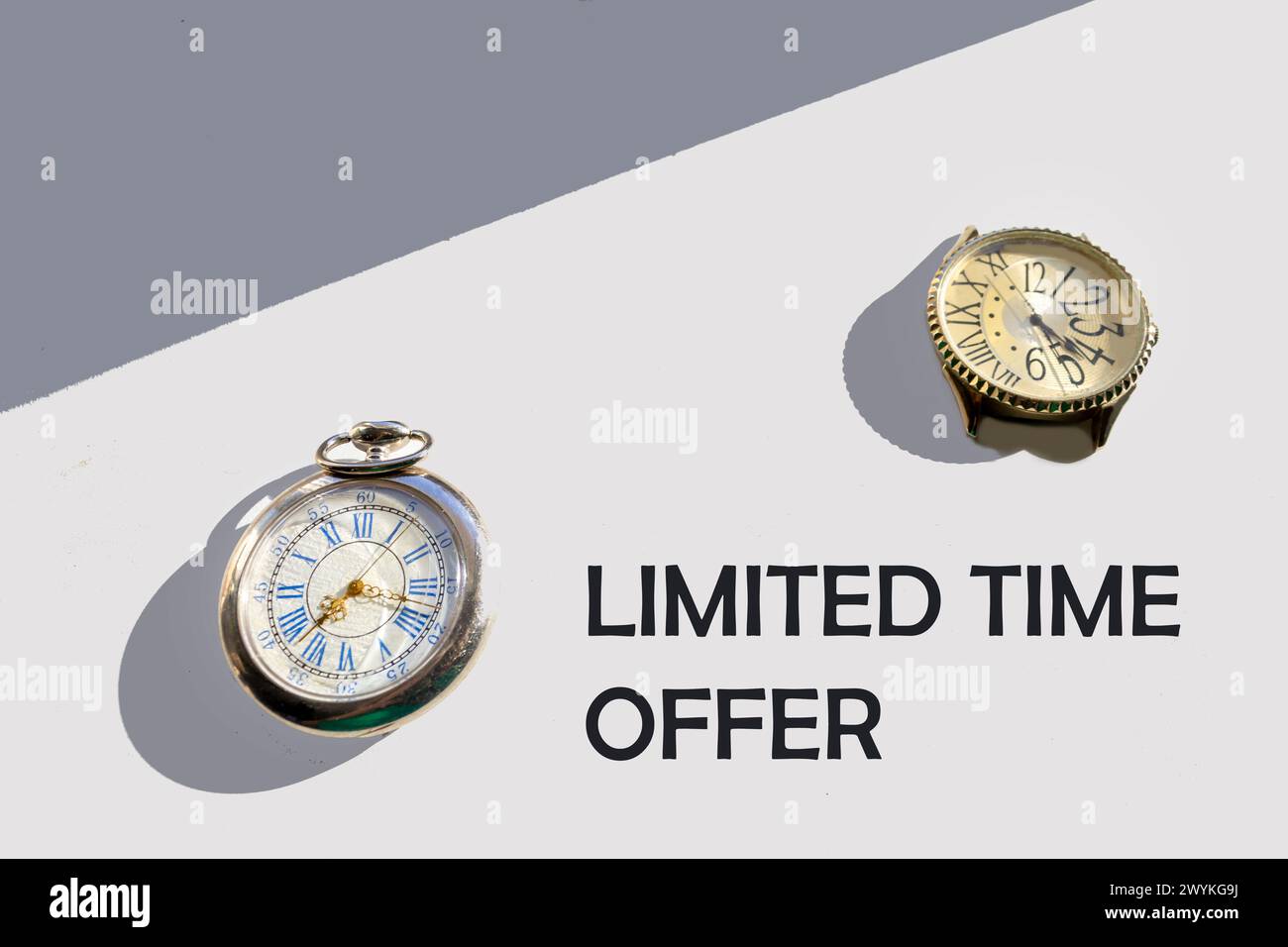 Offerta limitata nel tempo, parole scritte su sfondo bianco con orologio Foto Stock