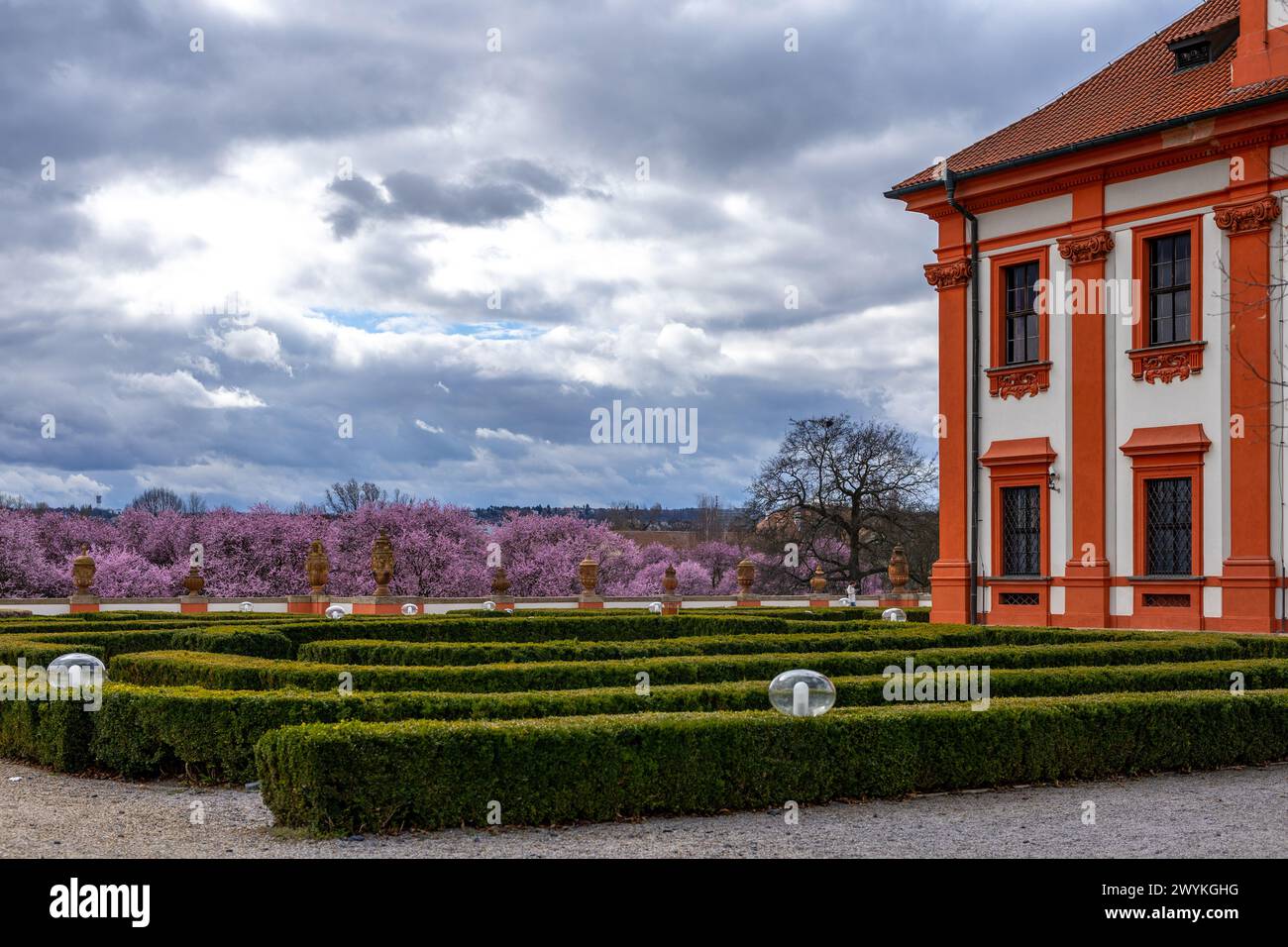 Nuvoloso giorno primaverile al giardino barocco del castello di Troja Foto Stock