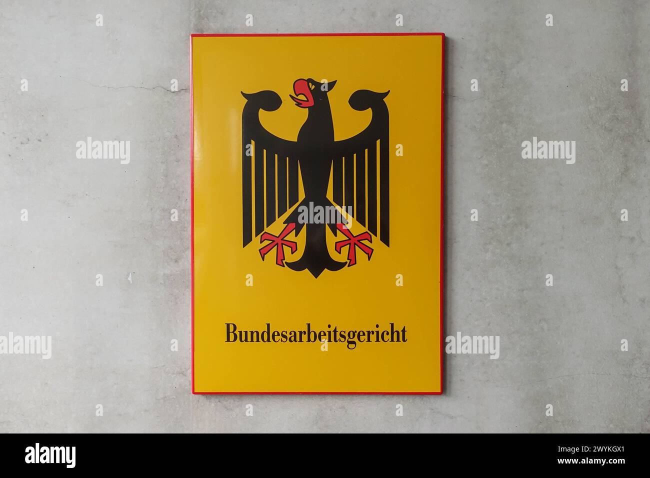 27.03.2024, Erfurt, Thueringen, GER - Schild des Bundesarbeitsgerichts. Adler, Arbeitsgerichtsbarkeit, aussen, Aussenaufnahme, BAG, Behoerde, Bundesadler, Bundesarbeitsgericht, deutsch, deutschland, Erfurt, Europa, europaeisch, Gericht, Gerichtsbarkeit, Gesellschaft, Judikative, Justiz, Justizbehoerde, Justizverwaltung, Justizwesen, niemand, ordentliche Gerichtsbarkeit, QF, Querformat, Recht, Rechtspflege, rechtssprechende Gewalt, Rechtssprechung, Schild, Schriftzug, Stadt, Symbol, Symbolfoto, Symbolik, Symbolisch, Thueringen, Westeuropa, Wirtschaft 240327D835ERFURT.JPG *** 27 03 2024, Erfurt, Foto Stock