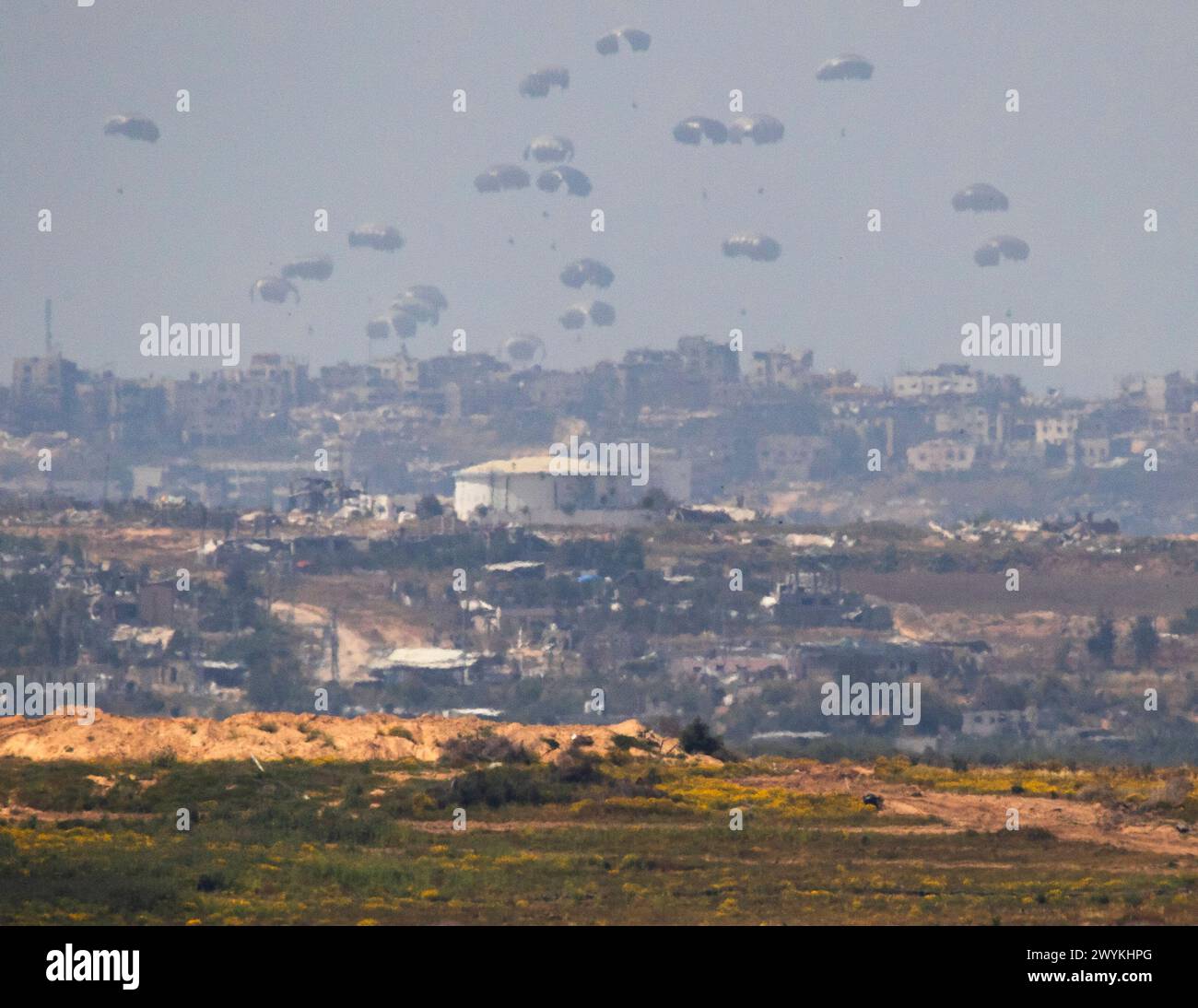 Gerusalemme, Israele. 7 aprile 2024. I paracadutisti umanitari crollano sulla Striscia di Gaza settentrionale, come visto dall'interno del sud di Israele il 7 aprile 2024, in occasione del sei mesi di anniversario della guerra israeliana ad Hamas. Nonostante Israele abbia detto che oggi verranno aperti punti di ingresso aggiuntivi, soprattutto alla porta di Erez Checkpoint nella parte settentrionale di Gaza, oggi non è stato osservato nulla tranne ulteriori lanci di aerei C-130, che non sono stati identificati. Foto di Jim Hollander/UPI credito: UPI/Alamy Live News Foto Stock