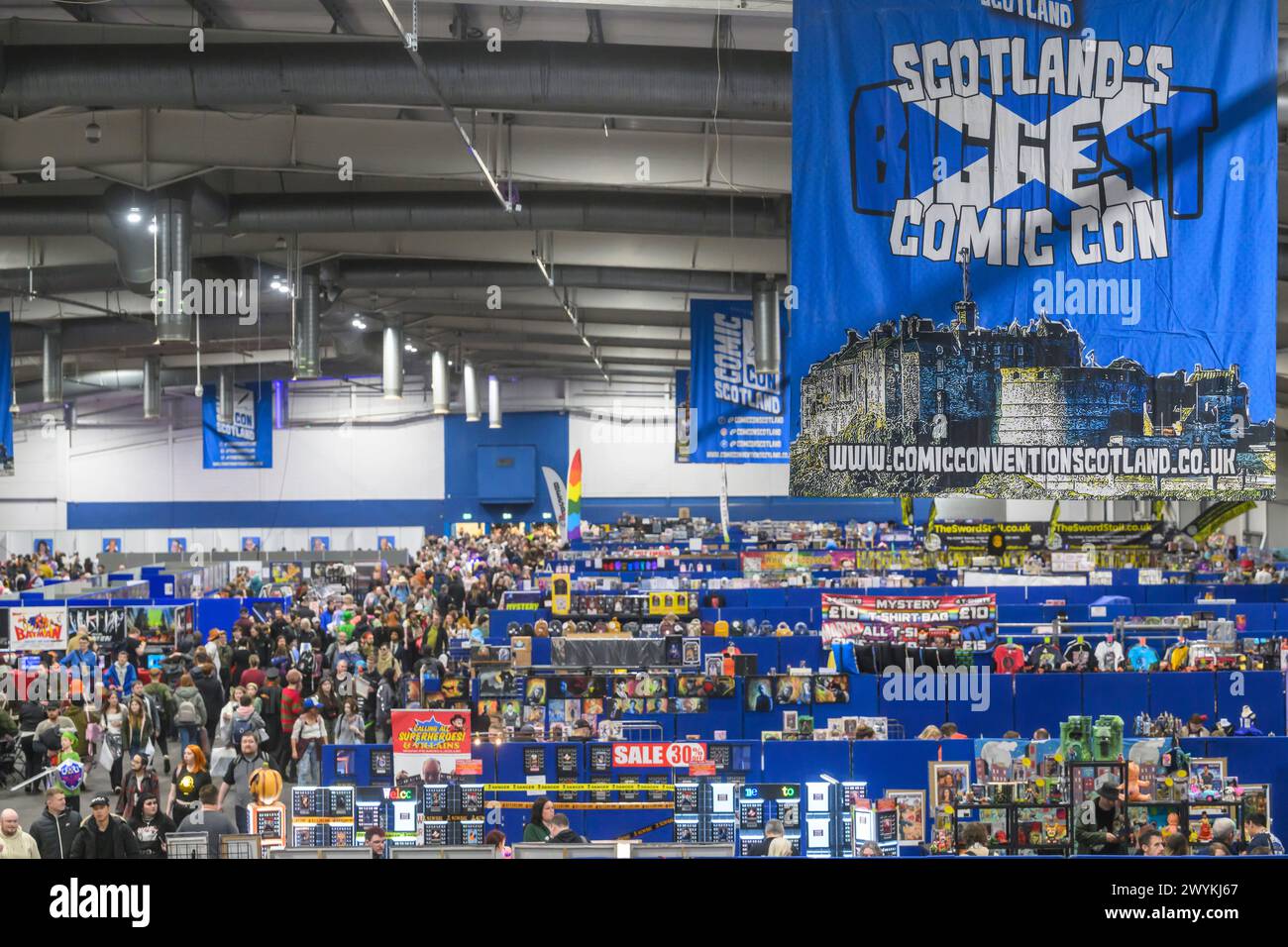 Folle di fan riempiono la sala allo Scotlands Comic Con 2023, Royal Highland Centre, Ingliston, Edimburgo, Scozia, Regno Unito Foto Stock