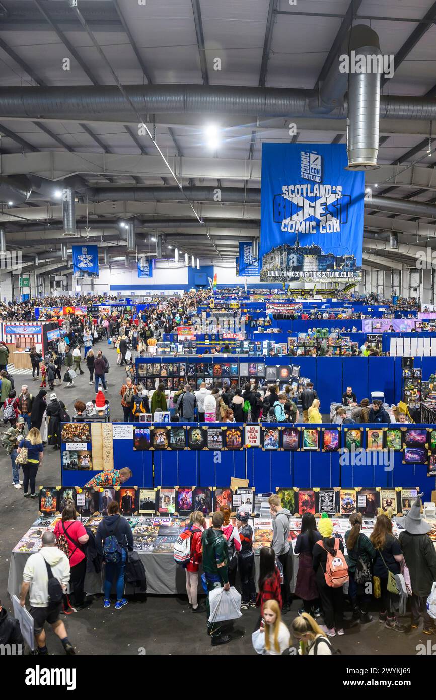 Folle di fan riempiono la sala allo Scotlands Comic Con 2023, Royal Highland Centre, Ingliston, Edimburgo, Scozia, Regno Unito Foto Stock