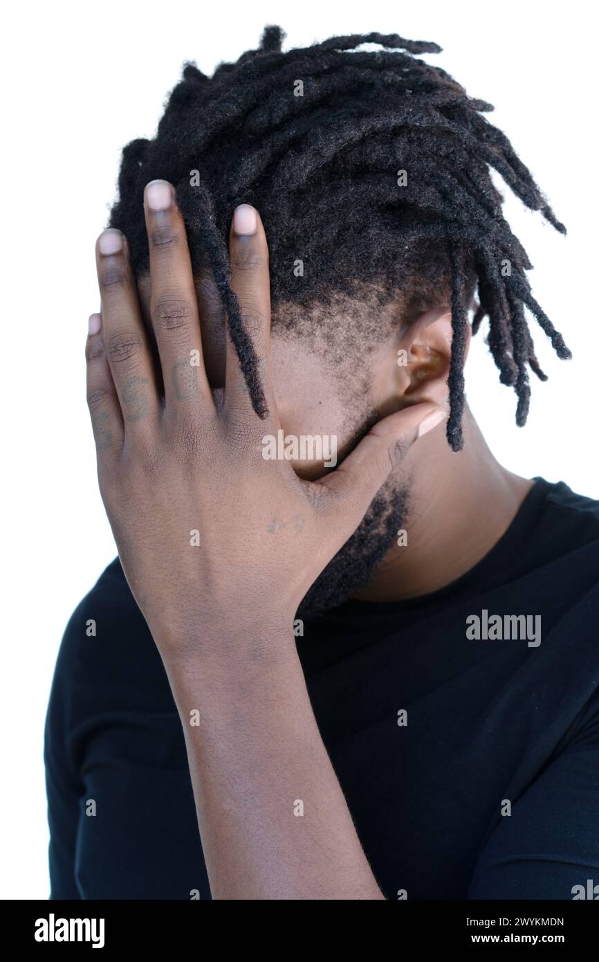 Un ritratto di un uomo afroamericano che si copre il viso con il palmo Foto Stock