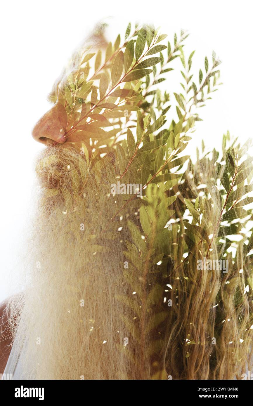 Un doppio profilo di esposizione di un vecchio che si fonde con la natura Foto Stock