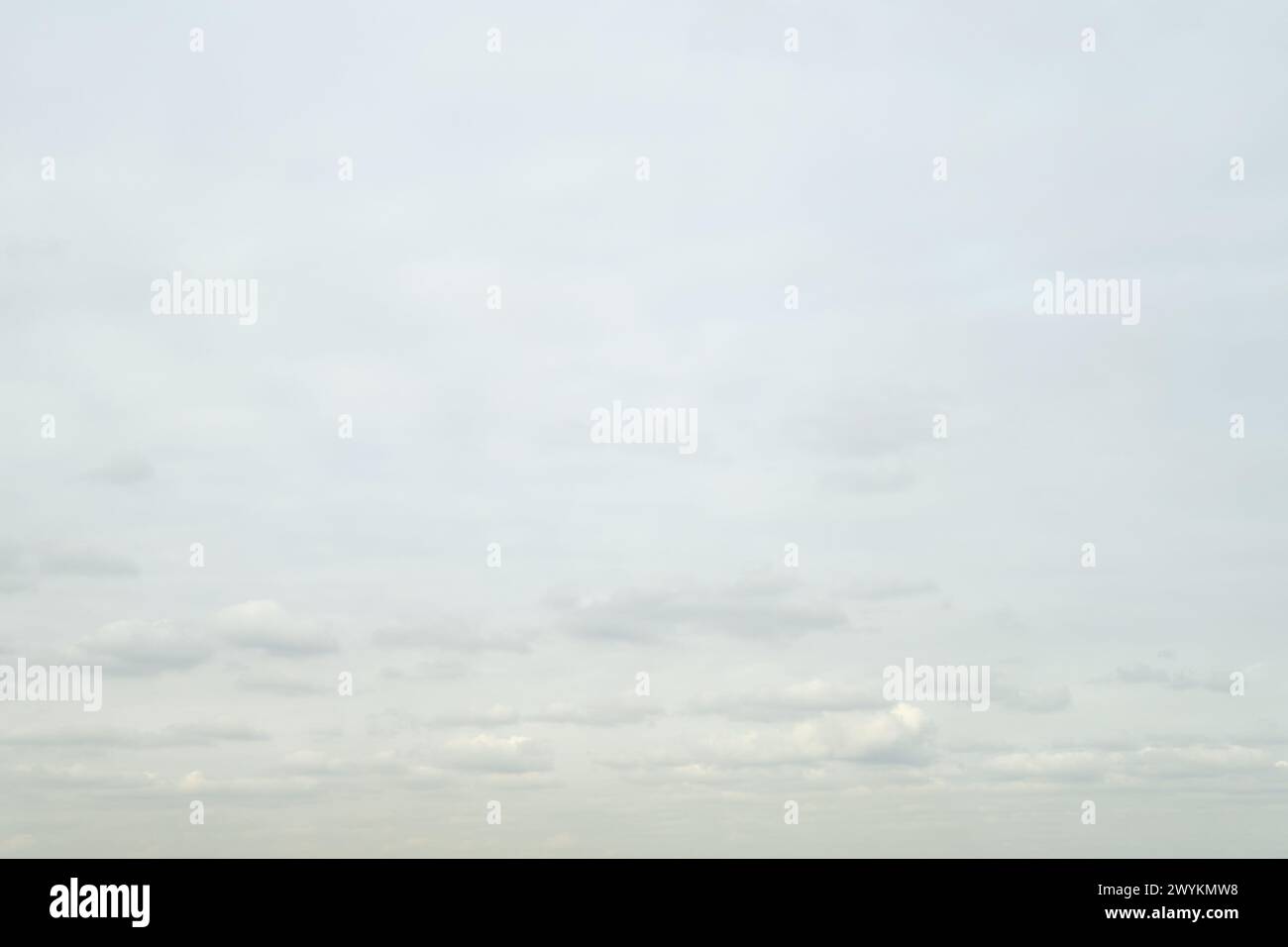 Nuvole bianche su un cielo bianco, sfondo astratto Foto Stock