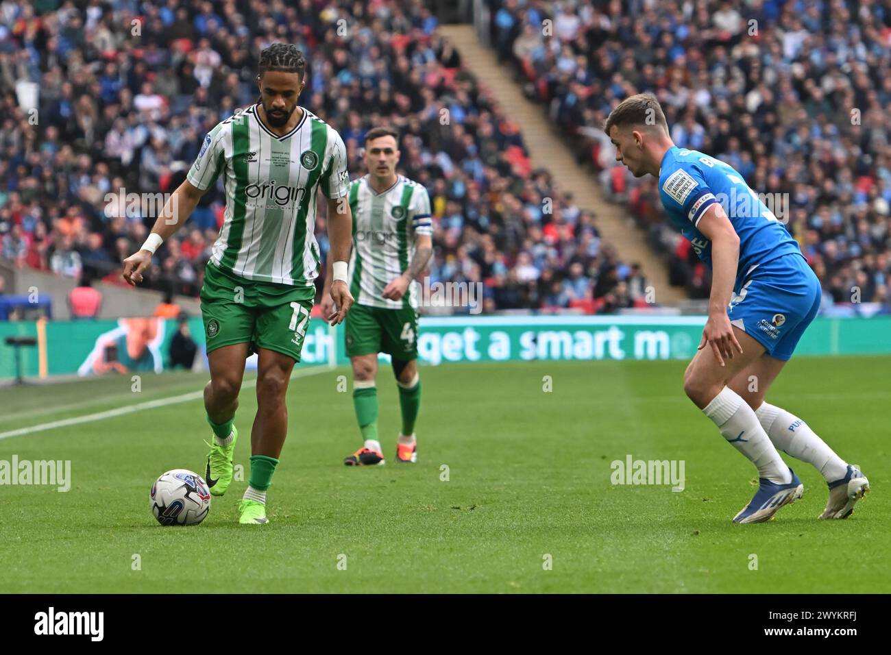 Gareth McCleary (12 Wycombe Wanderers) prosegue durante l'EFL Trophy match tra Peterborough e Wycombe Wanderers al Wembley Stadium di Londra domenica 7 aprile 2024. (Foto: Kevin Hodgson | mi News) crediti: MI News & Sport /Alamy Live News Foto Stock