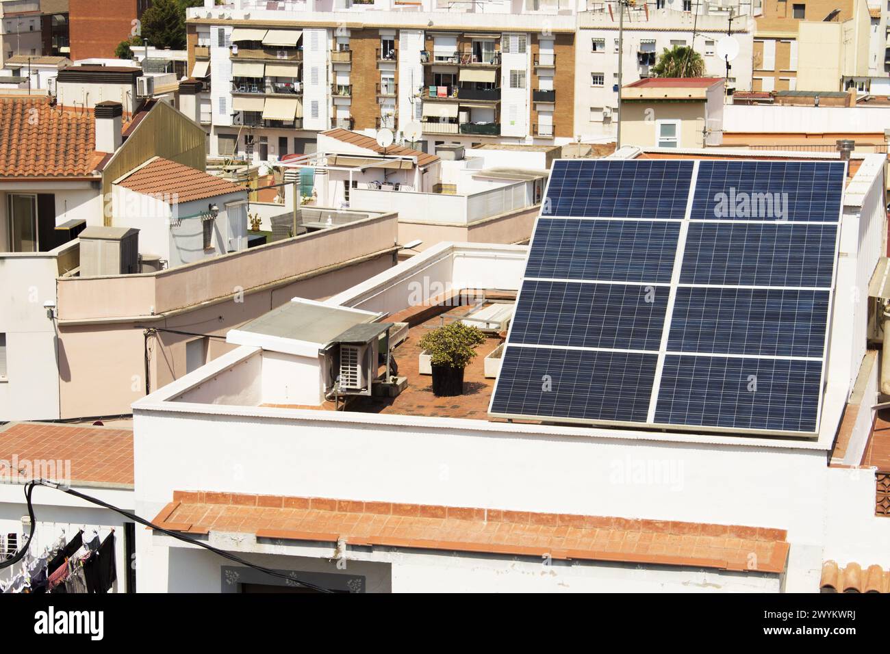 Pannelli solari posti sul tetto di un edificio. Fuori dalle porte Foto Stock