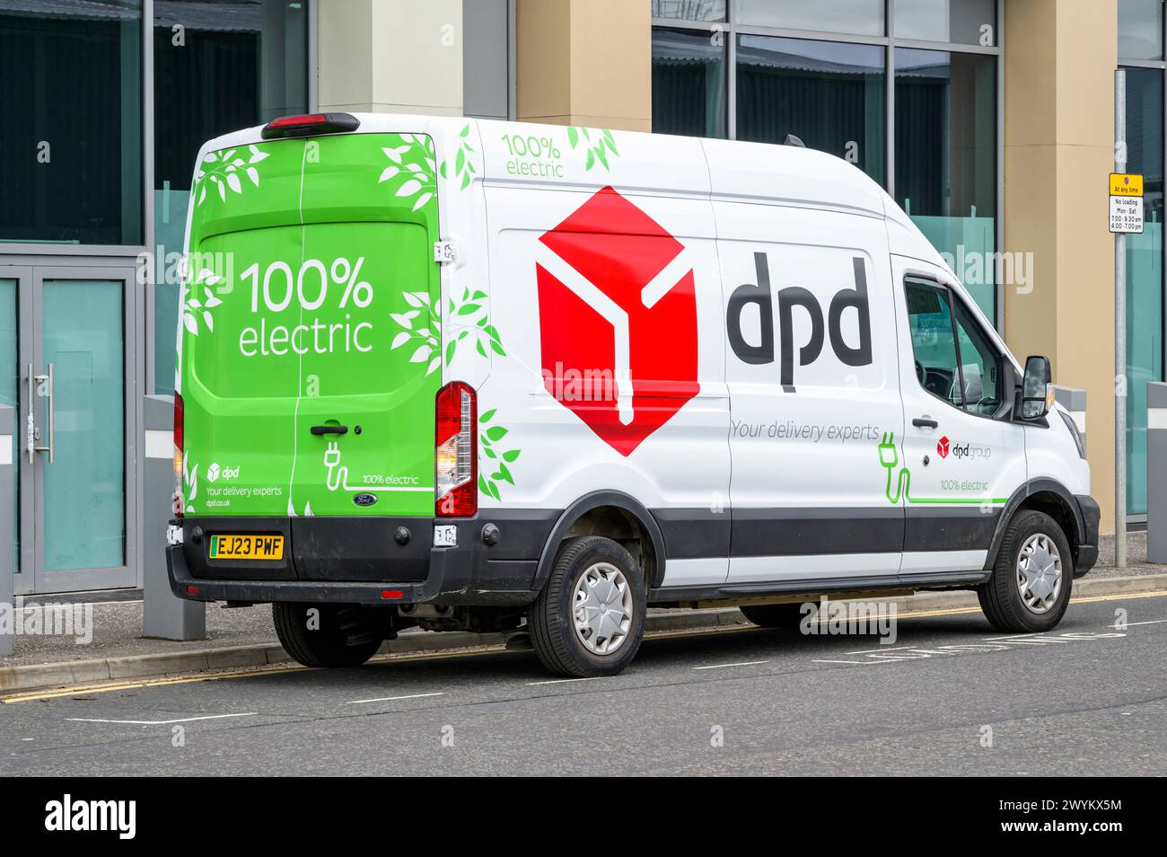 Furgone DPD Electric parcheggiato nel centro di Glasgow, Scozia, Regno Unito, Europa Foto Stock