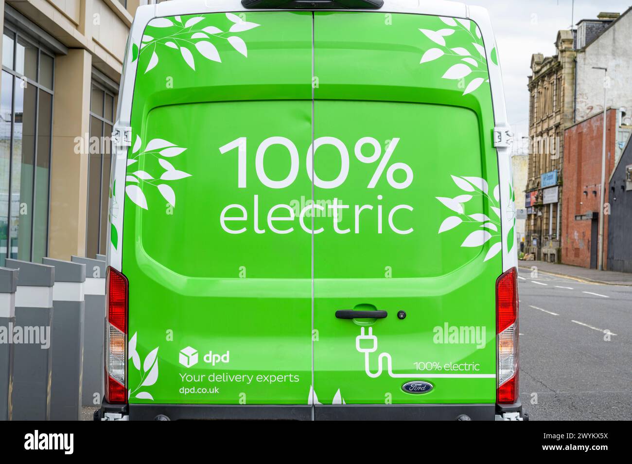 Furgone DPD Electric parcheggiato nel centro di Glasgow, Scozia, Regno Unito, Europa Foto Stock