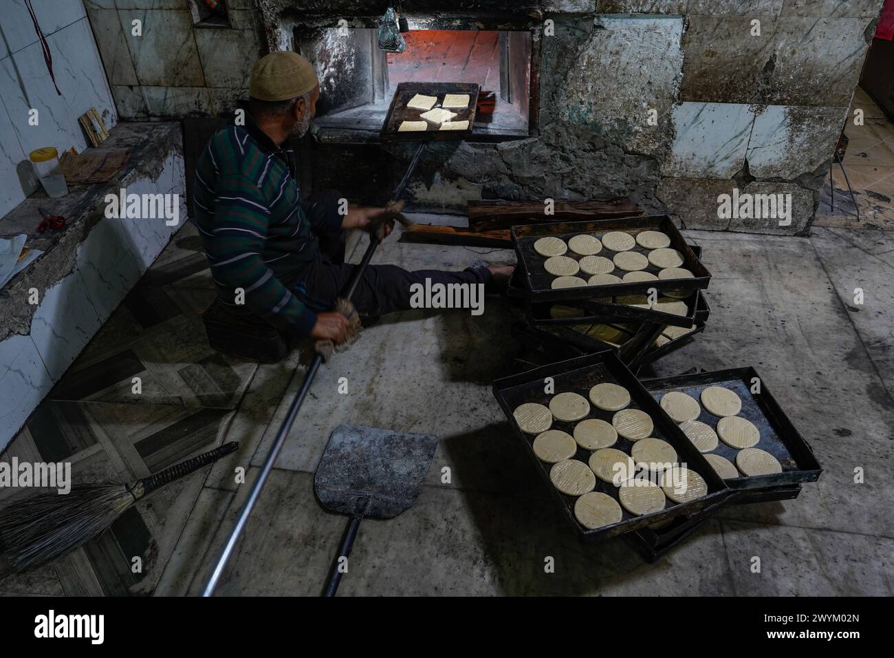 Srinagar, India. 7 aprile 2024. Un operaio prepara prodotti da forno in una fabbrica prima del festival musulmano Eid al-Fitr, che segna la fine del mese santo del Ramadan a Srinagar. (Foto di Saqib Majeed/SOPA Images/Sipa USA) credito: SIPA USA/Alamy Live News Foto Stock