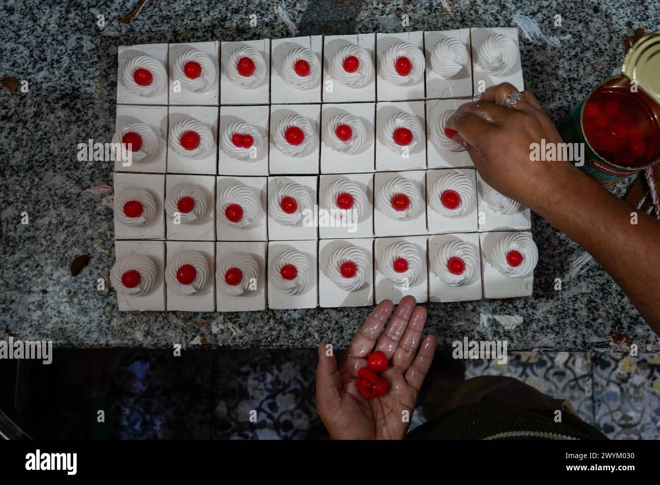 Srinagar, India. 16 gennaio 2020. Un lavoratore prepara la pasticceria in una fabbrica in vista della festa musulmana Eid al-Fitr, che segna la fine del mese santo del Ramadan a Srinagar. (Immagine di credito: © Saqib Majeed/SOPA Images via ZUMA Press Wire) SOLO PER USO EDITORIALE! Non per USO commerciale! Foto Stock