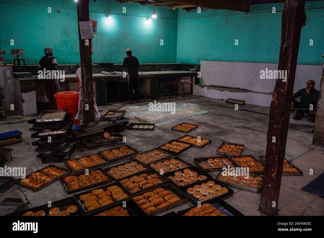 Srinagar, India. 7 aprile 2024. I lavoratori preparano articoli da forno in una fabbrica prima del festival musulmano Eid al-Fitr, che segna la fine del mese santo del Ramadan a Srinagar. (Foto di Saqib Majeed/SOPA Images/Sipa USA) credito: SIPA USA/Alamy Live News Foto Stock