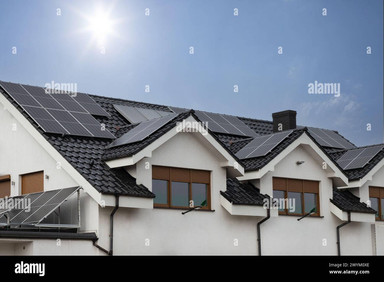 Complesso residenziale ad energia solare Foto Stock