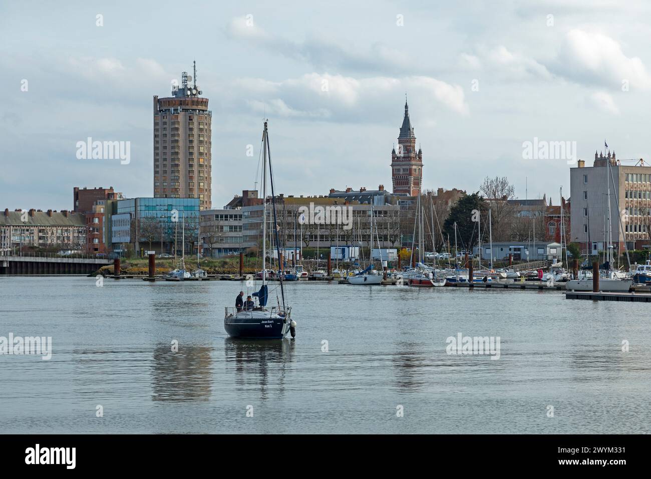 Barche, barche a vela, porticciolo, grattacielo, case, torre dell'Hotel de Ville, municipio, Dunkerque, Département Nord, Francia Foto Stock