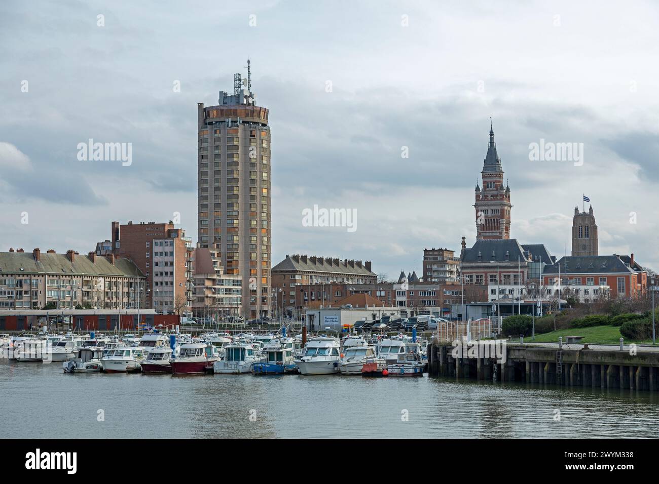 Barche, porticciolo, grattacielo, case, torre dell'Hotel de Ville, municipio, campanile, Dunkerque, Département Nord, Francia Foto Stock