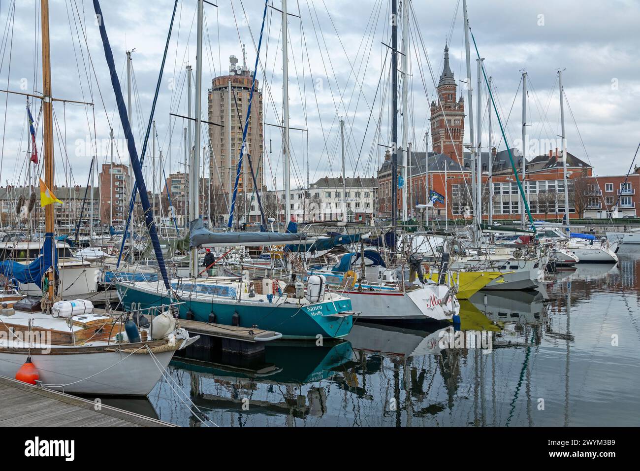 Barche, porticciolo, grattacielo, case, torre dell'Hotel de Ville, municipio, Dunkerque, Département Nord, Francia Foto Stock