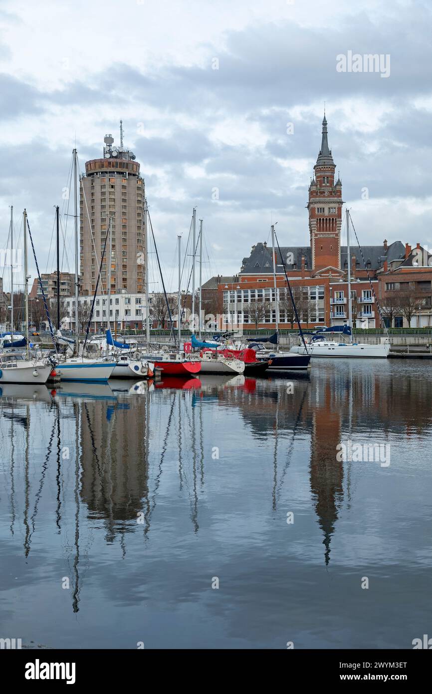 Barche, porticciolo, grattacielo, case, torre dell'Hotel de Ville, municipio, Dunkerque, Département Nord, Francia Foto Stock
