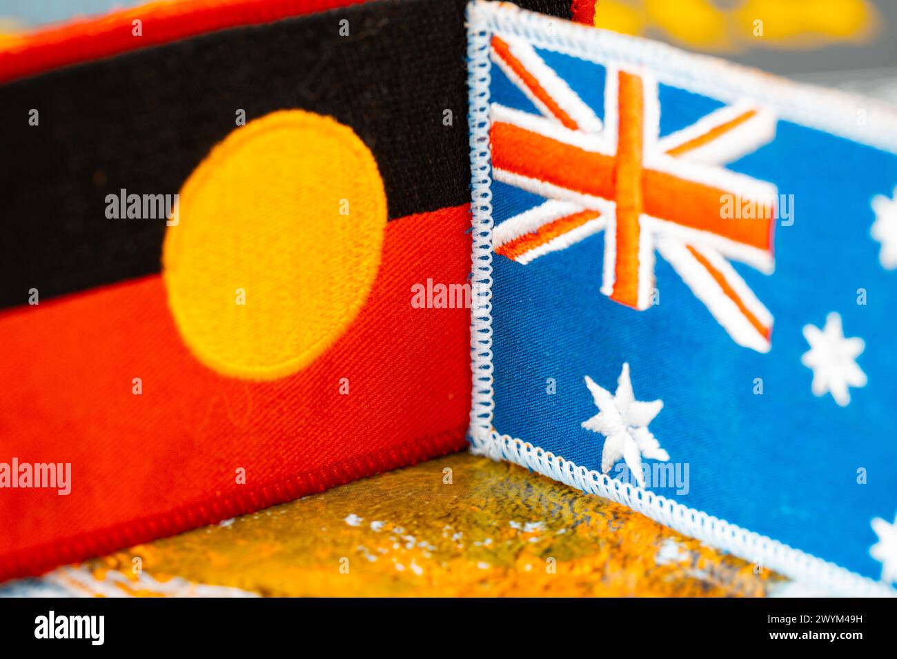 Bandiera aborigena e australiana. Concetto, terra comune. La responsabilità dei coloni verso gli indigeni dell'Australia, da vicino Foto Stock