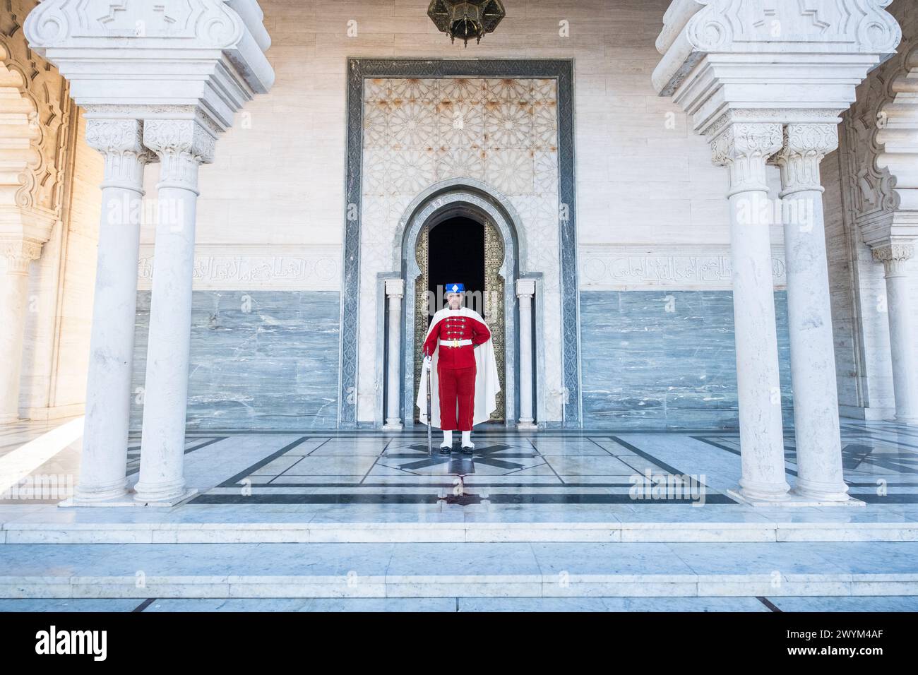 Vista simmetrica dello spettacolare ingresso del Mausoleo di Mohammed V della dinastia Alaouita a Rabat, la capitale del Marocco. E' sorvegliato da Foto Stock