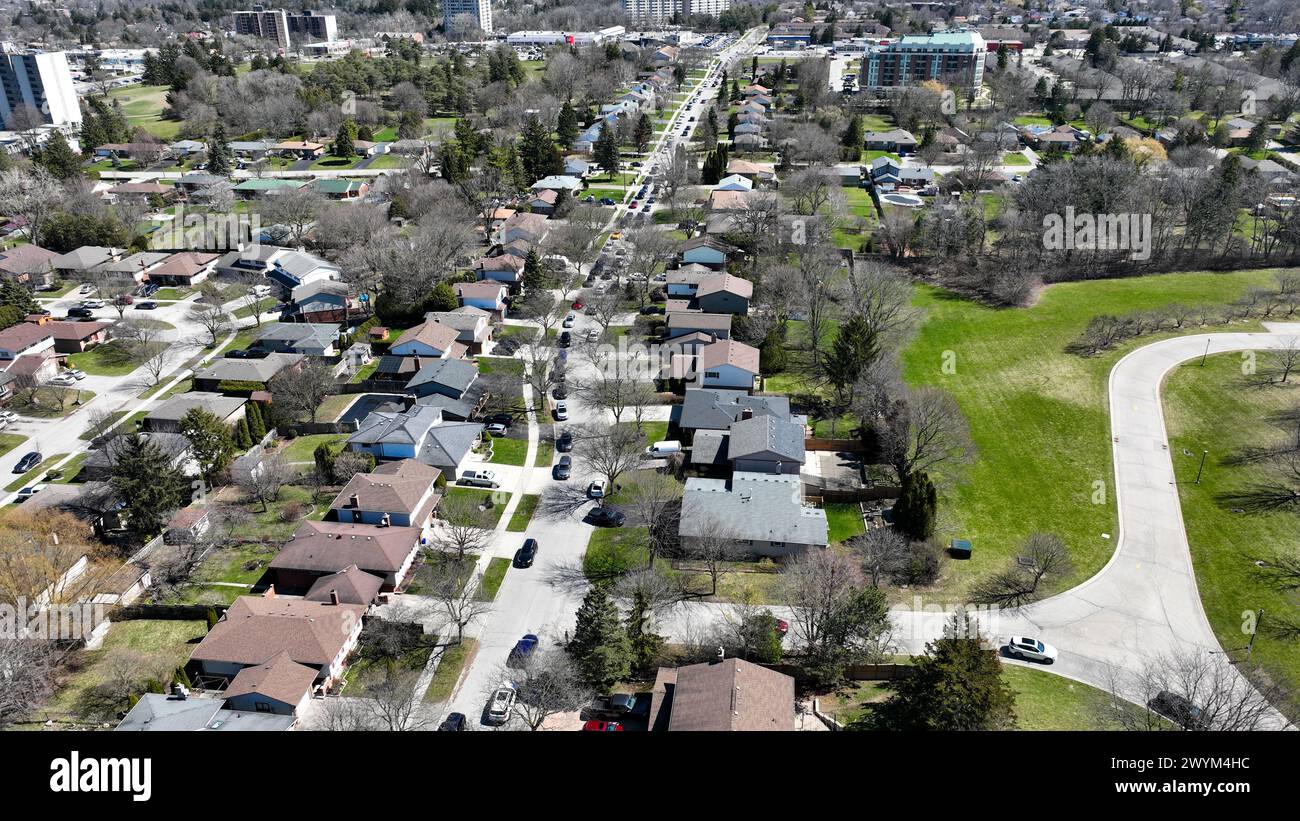 Londra, Canada. 7 aprile 2024. 97,5 Virgin radio London sta regalando occhiali Solar Eclipse gratuiti. Questo causò grandi linee vicino alla stazione radio in tutte le direzioni. Traffico in Highview Ave. Crediti: Luke Durda/Alamy Foto Stock