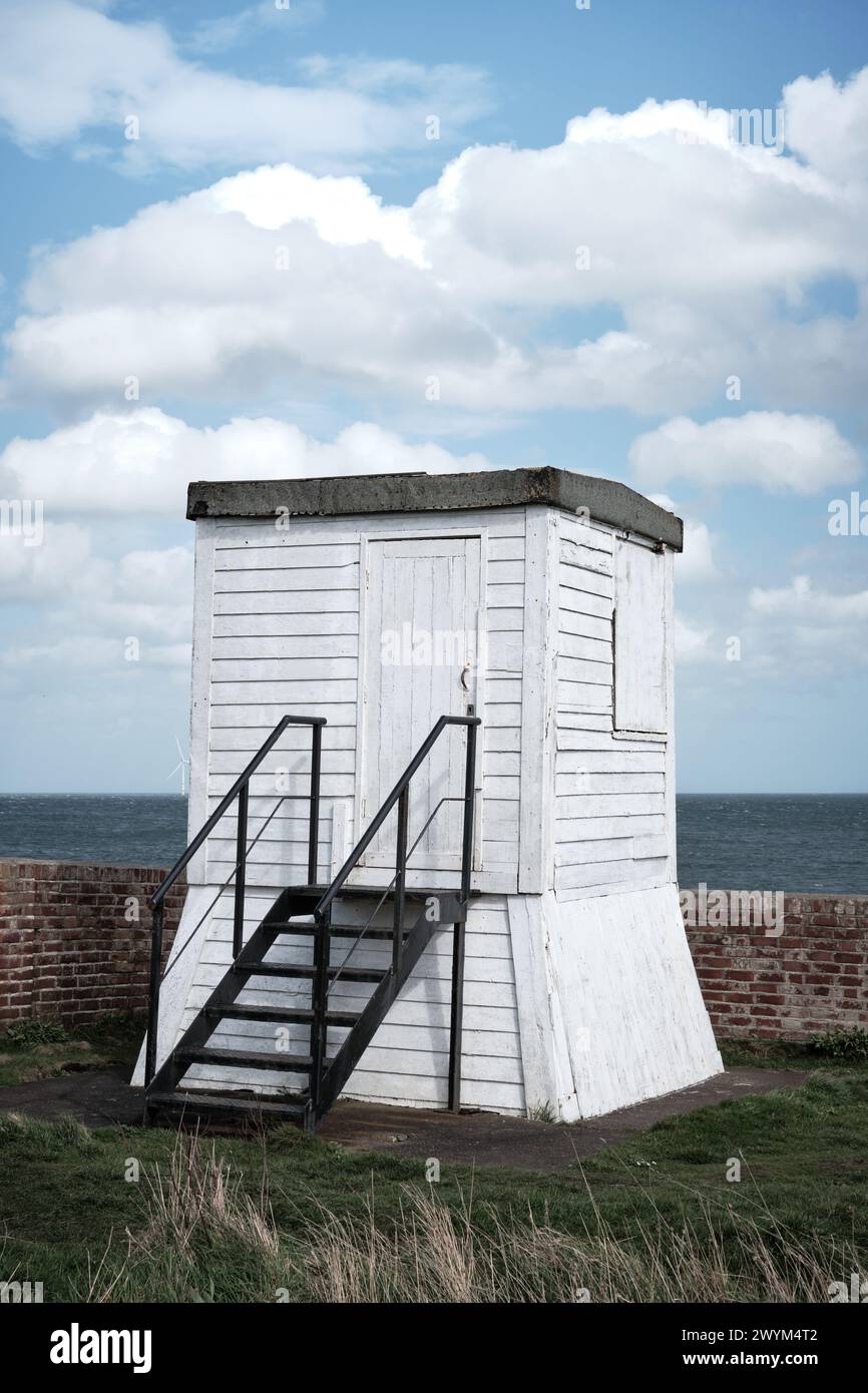 La torre di osservazione del mare a Seaton Sluice nel Northumberland, una torre che si affaccia sul Mare del Nord e sulla costa della Northumbria. Foto Stock