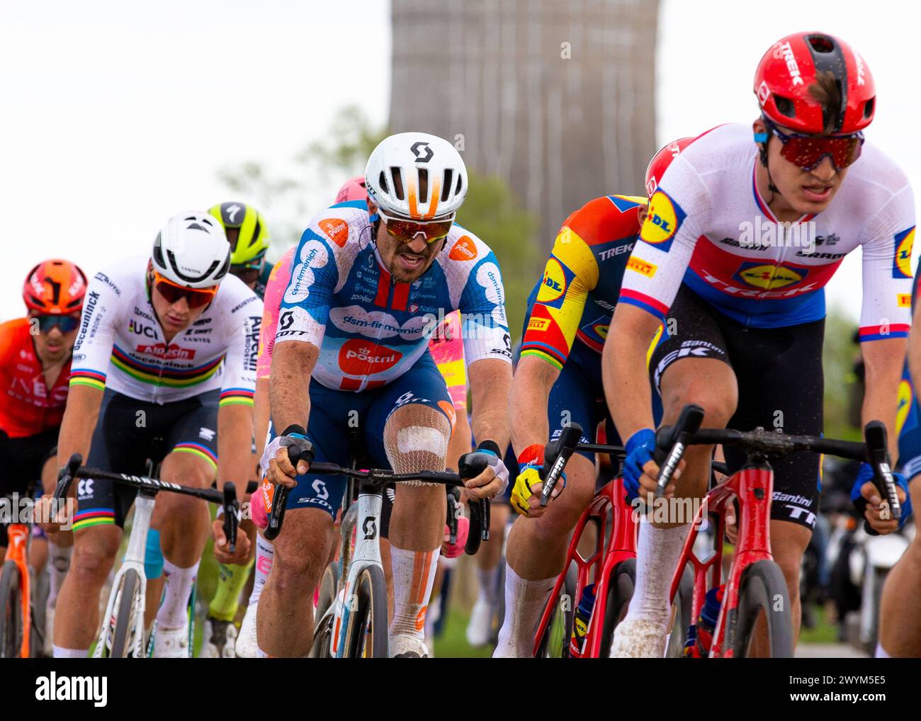 John DEGENKOLB, TEAM DSM - FIRMENICH, nel gruppo di testa davanti al campione del mondo Mathieu Van Der Poel, durante la 121a edizione di Parigi Roubaix, Francia, 7 aprile 2024, Credit:Chris Wallis/Alamy Live News Foto Stock