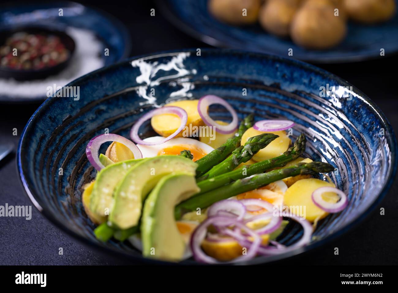 Insalata di patate con avocado, asparagi verdi e uova Foto Stock