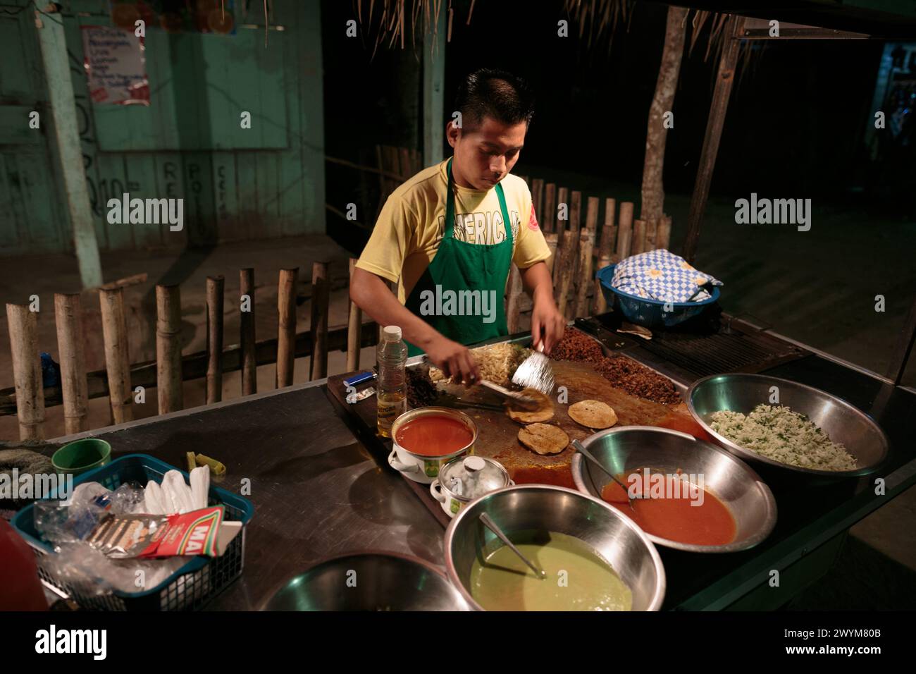 Venditori di cibo di strada lungo il lungolago del lago Peten nella città di Flores, Guatemala Foto Stock