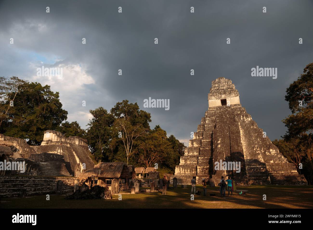 Piramidi e rovine nella città maya di Tikal nella giungla del nord del Guatemala nel distretto di Peten. Una popolare attrazione turistica e storica Foto Stock