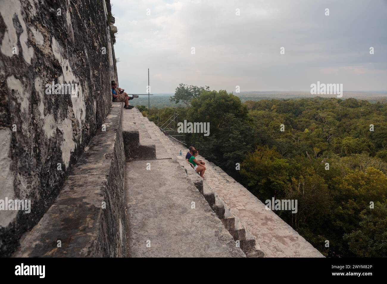 Piramidi e rovine nella città maya di Tikal nella giungla del nord del Guatemala nel distretto di Peten. Una popolare attrazione turistica e storica Foto Stock