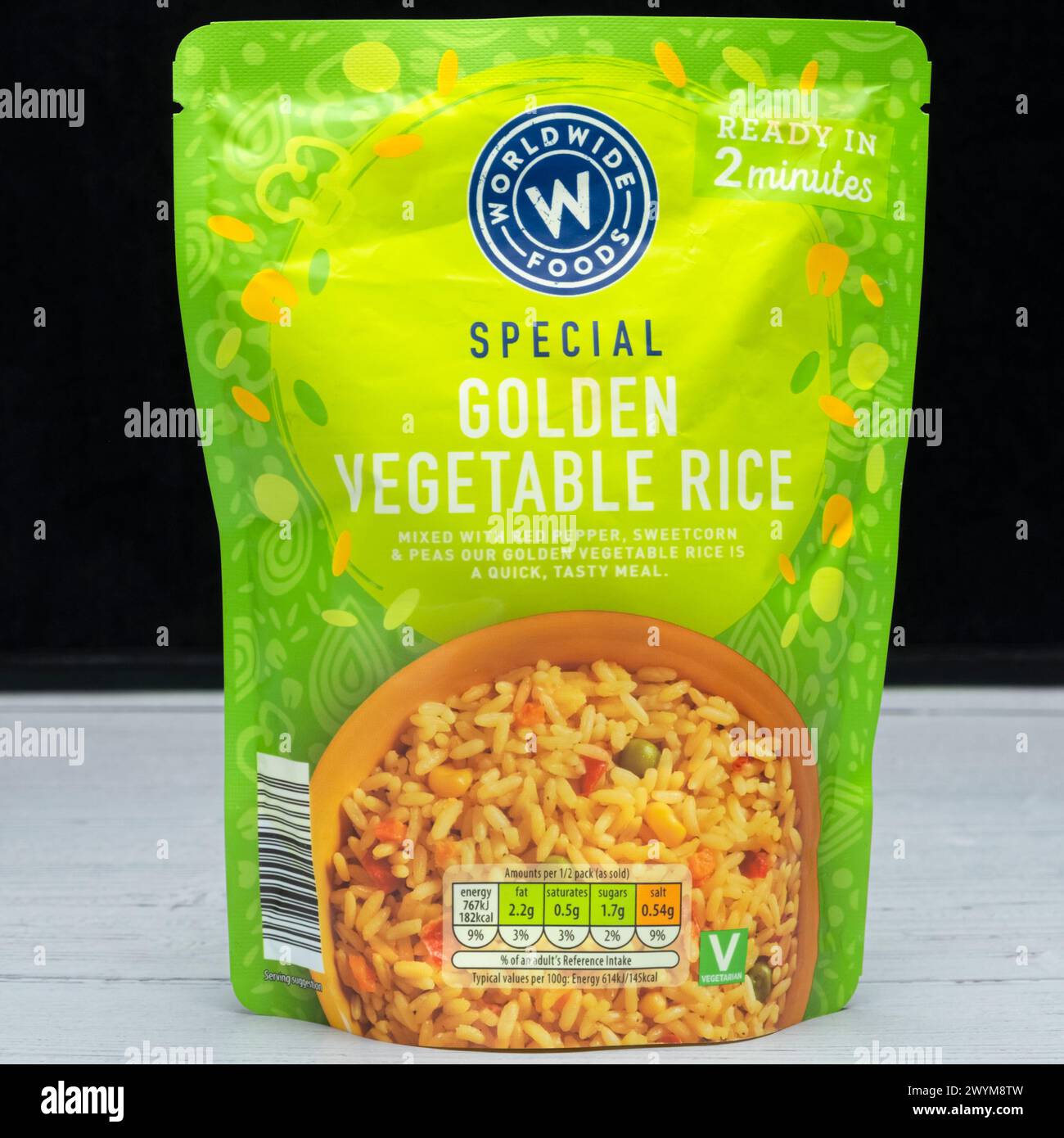 Irvine, Scozia, Regno Unito - 26 marzo 2024: Pacchetto di riso vegetale dorato del marchio World Foods che mostra grafica e icone relative al prodotto Foto Stock