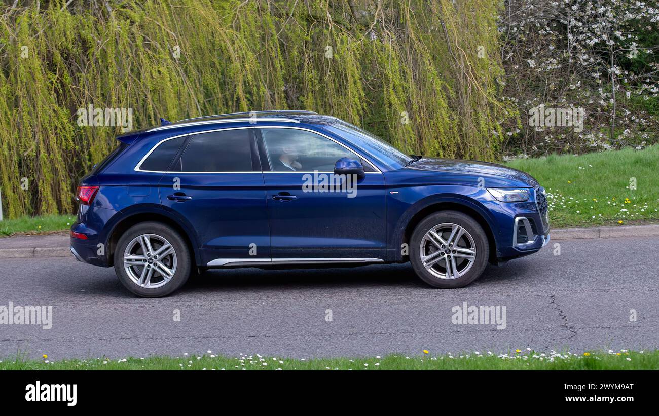 Milton Keynes, Regno Unito - 1 aprile 2024: 2023 Audi Q5 blu che guida su una strada britannica Foto Stock