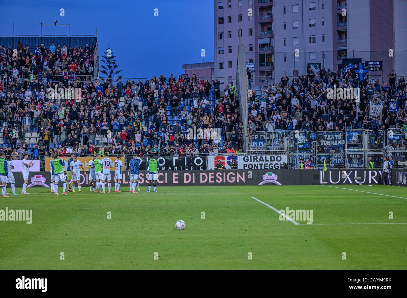 Cagliari, Italia. 7 aprile 2024. La squadra dell'Atalanta saluta i tifosi al termine della partita di calcio di serie A tra Cagliari calcio e Atalanta all'Unipol Domus di Cagliari, Sardegna - domenica 7 aprile 2024. Sport - calcio (foto di Gianluca Zuddas/Lapresse) credito: LaPresse/Alamy Live News Foto Stock