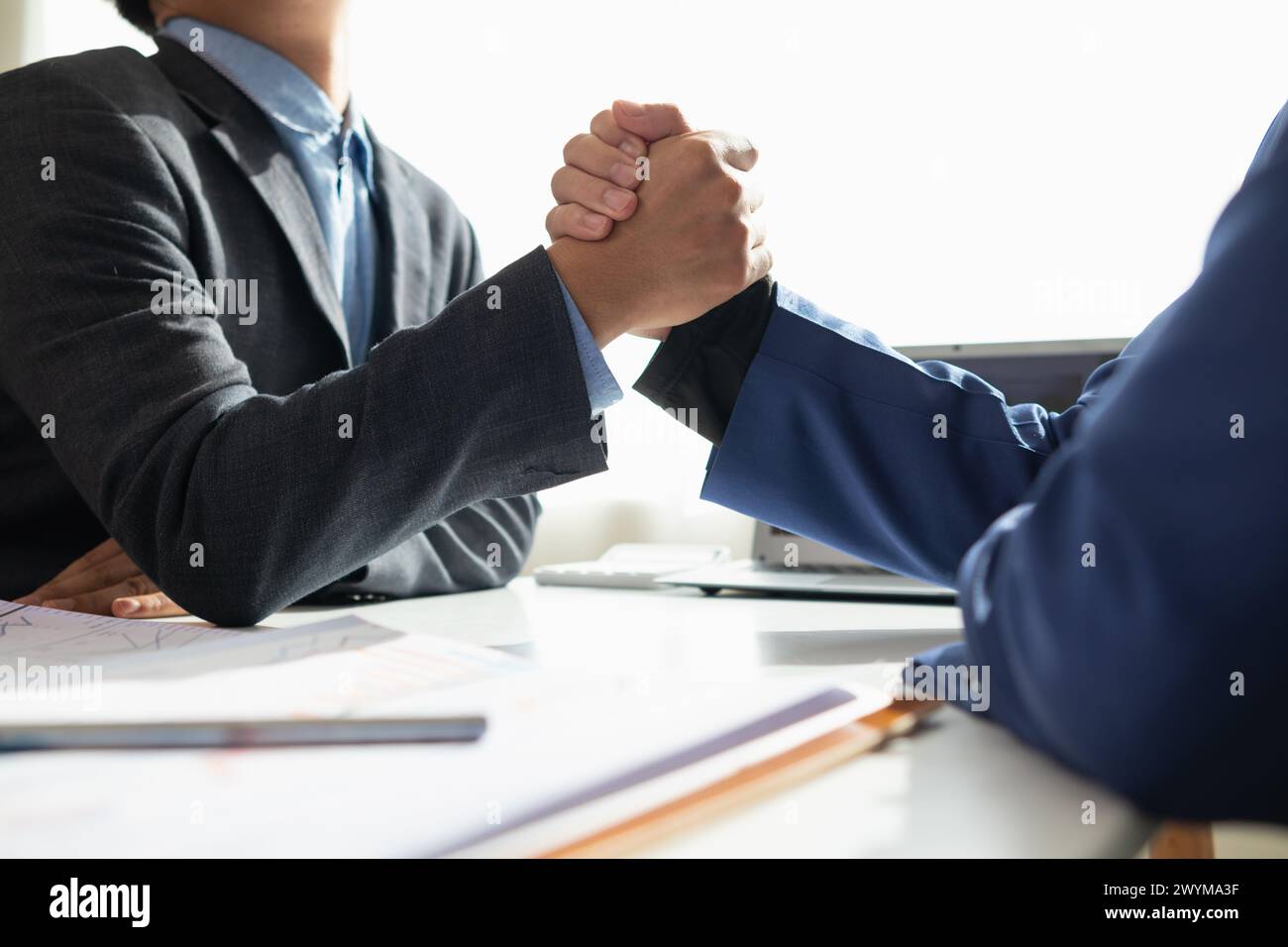 il comitato degli imprenditori e degli investitori si unisce come simbolo di investimento congiunto dopo aver discusso di consulenza e di aver fatto investire contratti in affari con Foto Stock