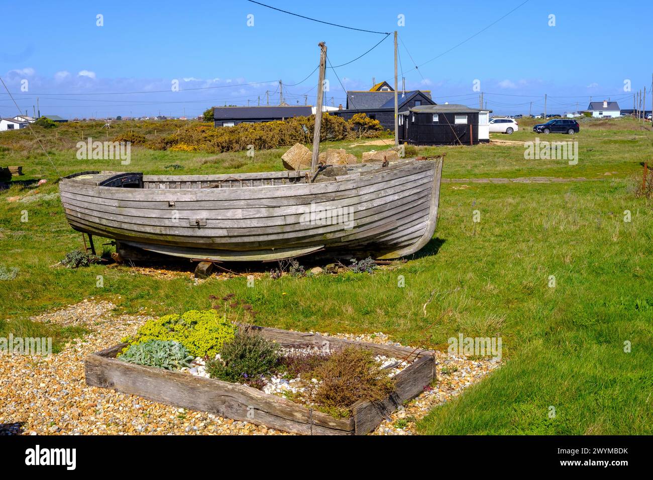 Dungeness Regno Unito Meteo 7 aprile 2024 . Abbraccia il fascino spazzato dal vento: Intervalli di sole lungo Dungeness e Romney Marsh Shores. Crediti: Paul Chambers Alamy Live nuovo credito: Pcpexclusive/Alamy Live News Foto Stock