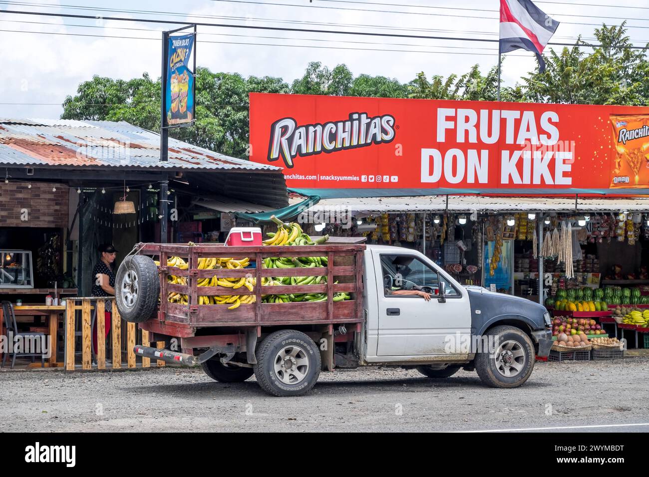 Furgone carico di banane accanto alle bancarelle di cibo sull'autostrada Tarcoles a Puntarenas, Costa Rica Foto Stock