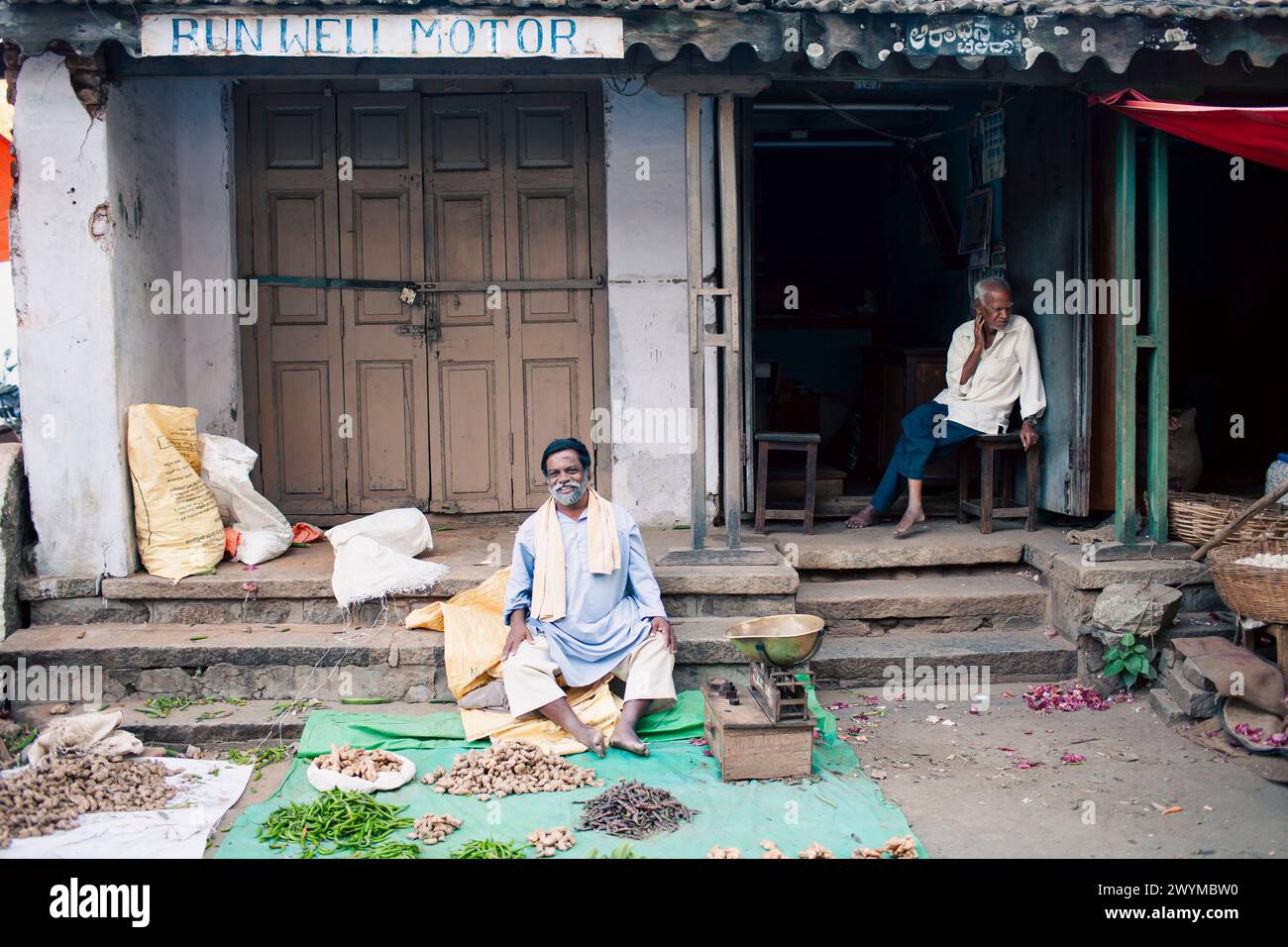 Un commerciante dietro la sua stalla di verdure per terra. Fotografia di strada in India, qui dentro e intorno a Mysore. Patricia Huchot-Boissier / Collectif DyF Foto Stock