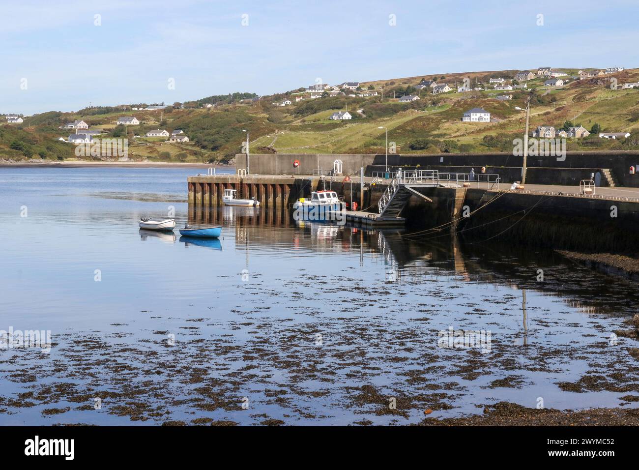 Porto del villaggio a sud-ovest di Donegal, porto di Teelin vicino a Slieve League, contea di Dongeal, Irlanda. Foto Stock