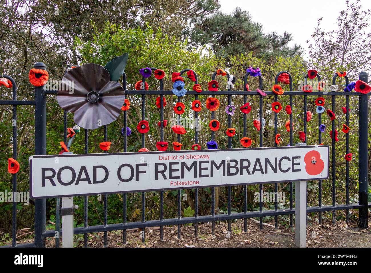 Cartello stradale, fiori all'uncinetto, Road of Remembrance, Folkestone, Kent, Inghilterra, Gran Bretagna Foto Stock