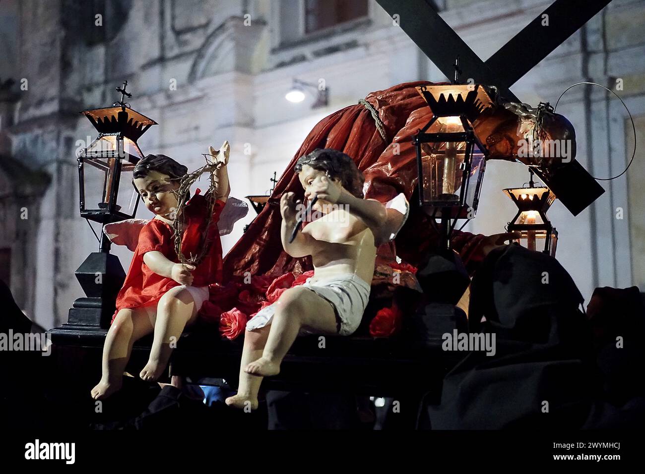 Statua religiosa raffigurante Gesù durante la processione del venerdì Santo a Sessa Aurunca. Come ogni anno, un'antica processione è stata ripetuta per oltre un Foto Stock